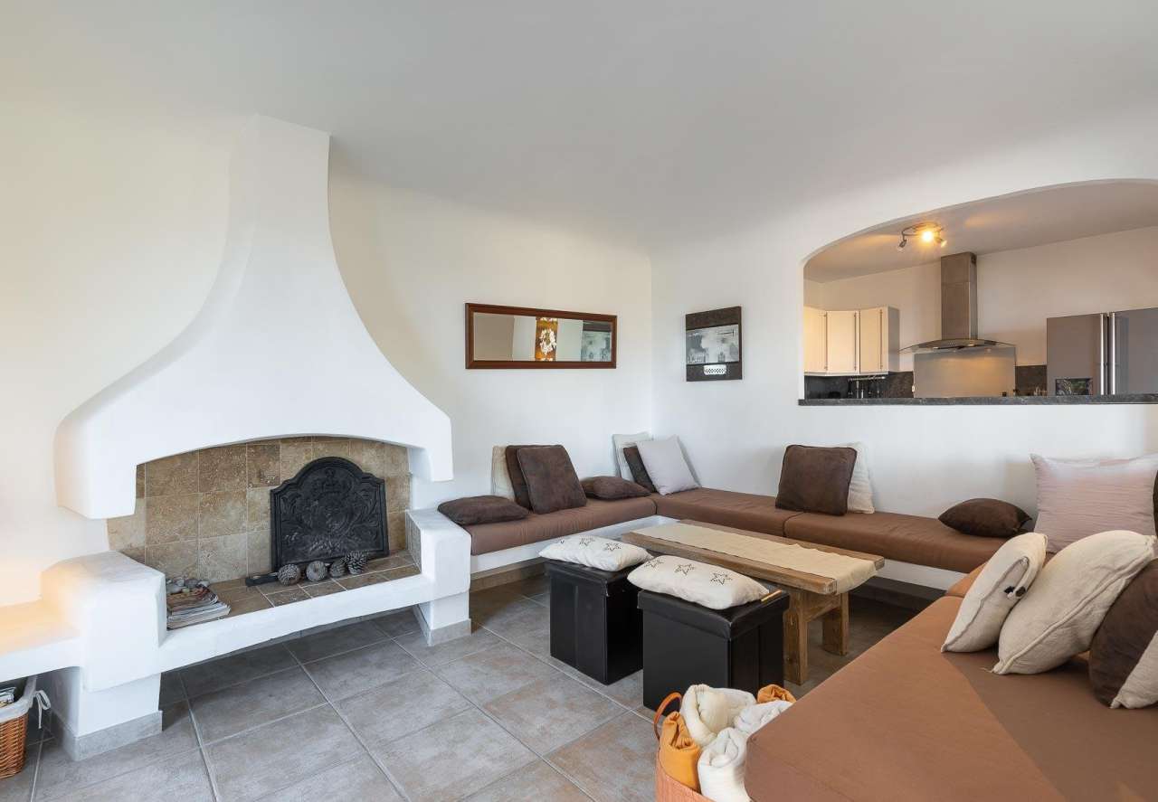 Full of character and charm, this bright and spacious 4 bedroom neo-Provenc