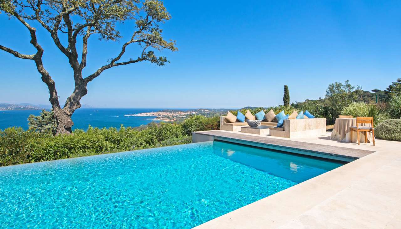 Luxurious newly built 8 bedroom villa, ideally situated in a quiet setting