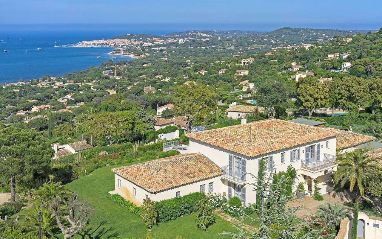 Luxurious newly built 8 bedroom villa, ideally situated in a quiet setting