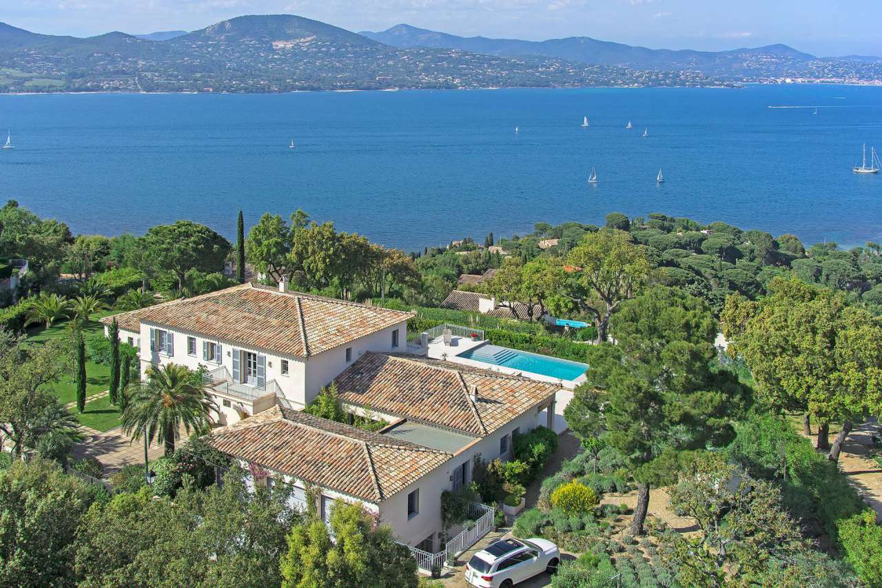 Luxurious newly built 8 bedroom villa, ideally situated in a quiet setting