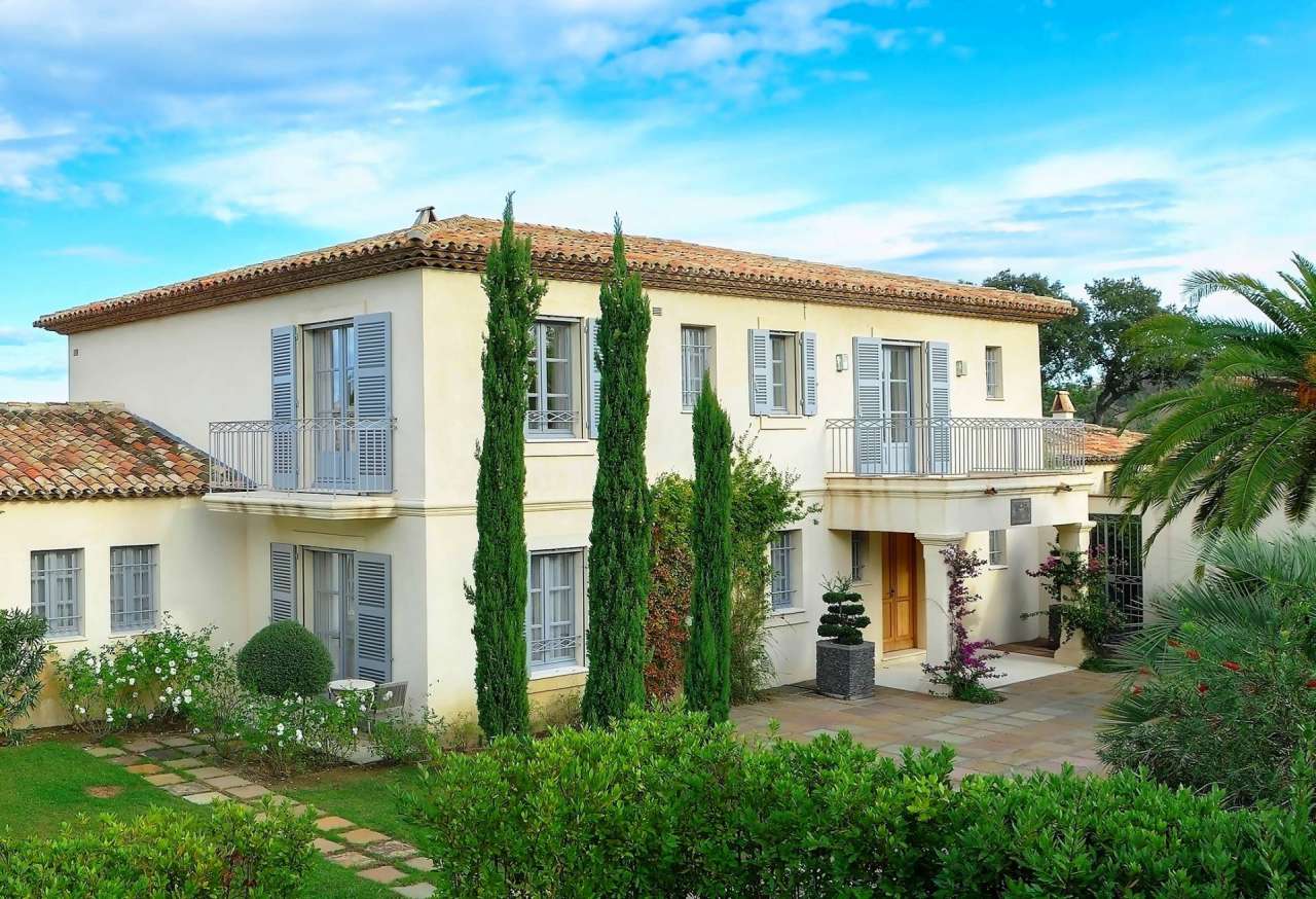 Luxurious newly built 8 bedroom villa, ideally situated in a quiet setting