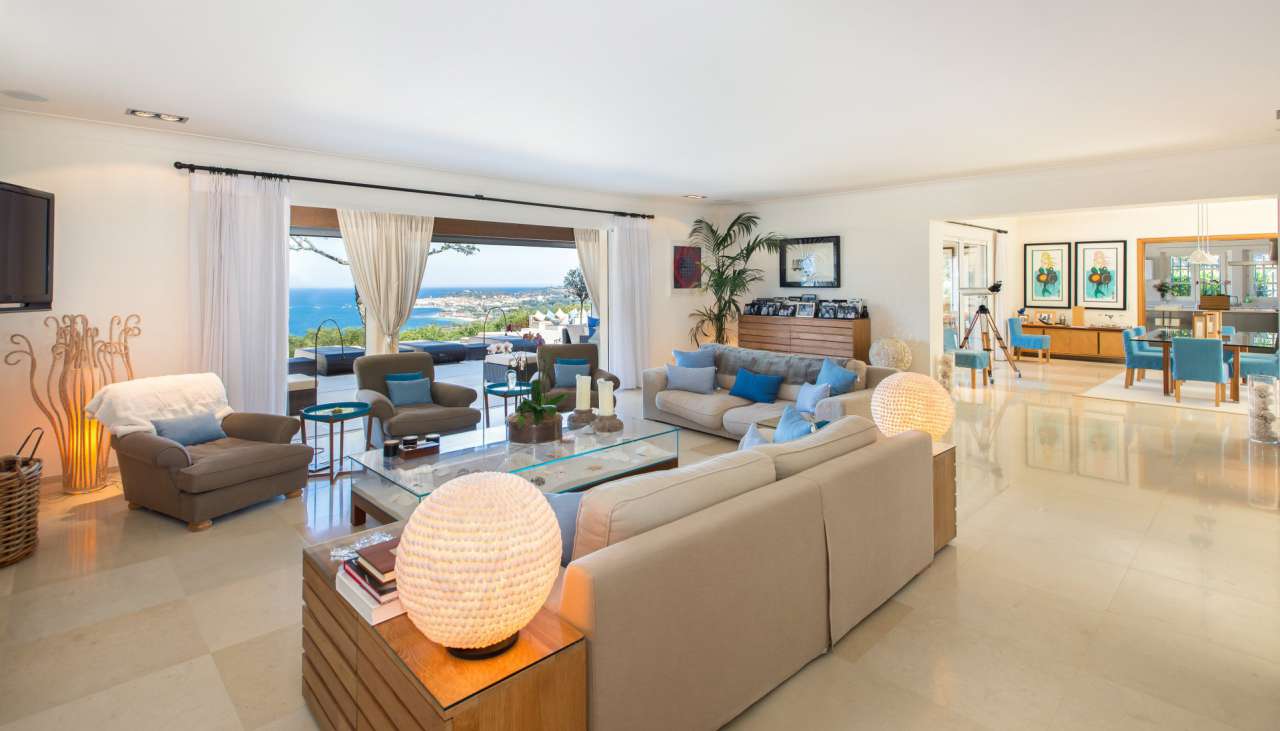 Luxurious newly built 8 bedroom villa, ideally situated in a quiet setting