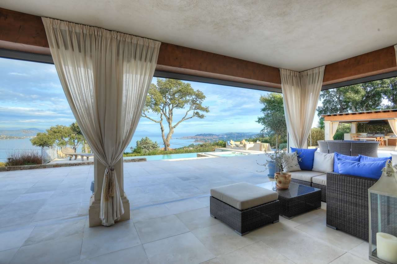 Luxurious newly built 8 bedroom villa, ideally situated in a quiet setting