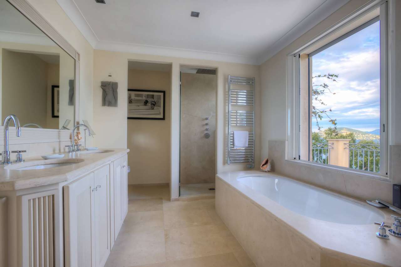 Luxurious newly built 8 bedroom villa, ideally situated in a quiet setting