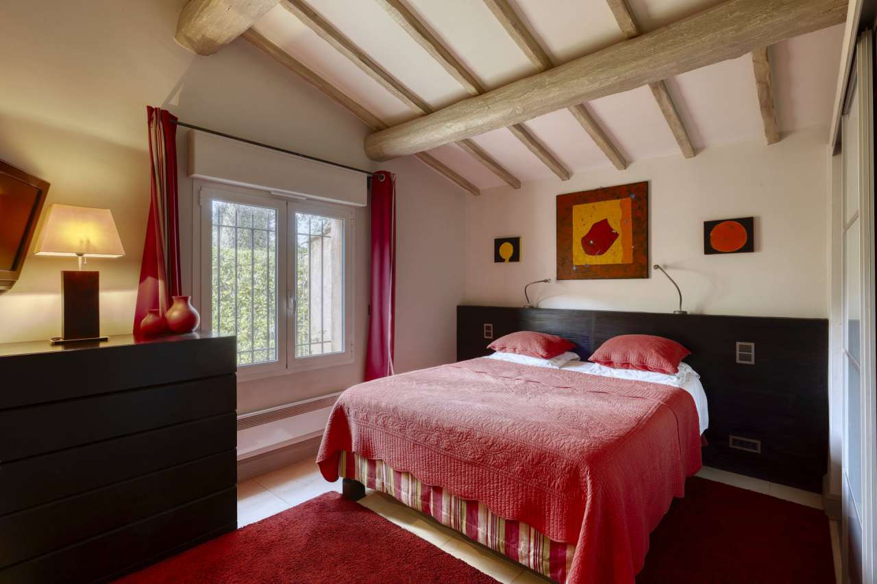 Grand and spacious recently built 5 bedroom villa, situated within a quiet