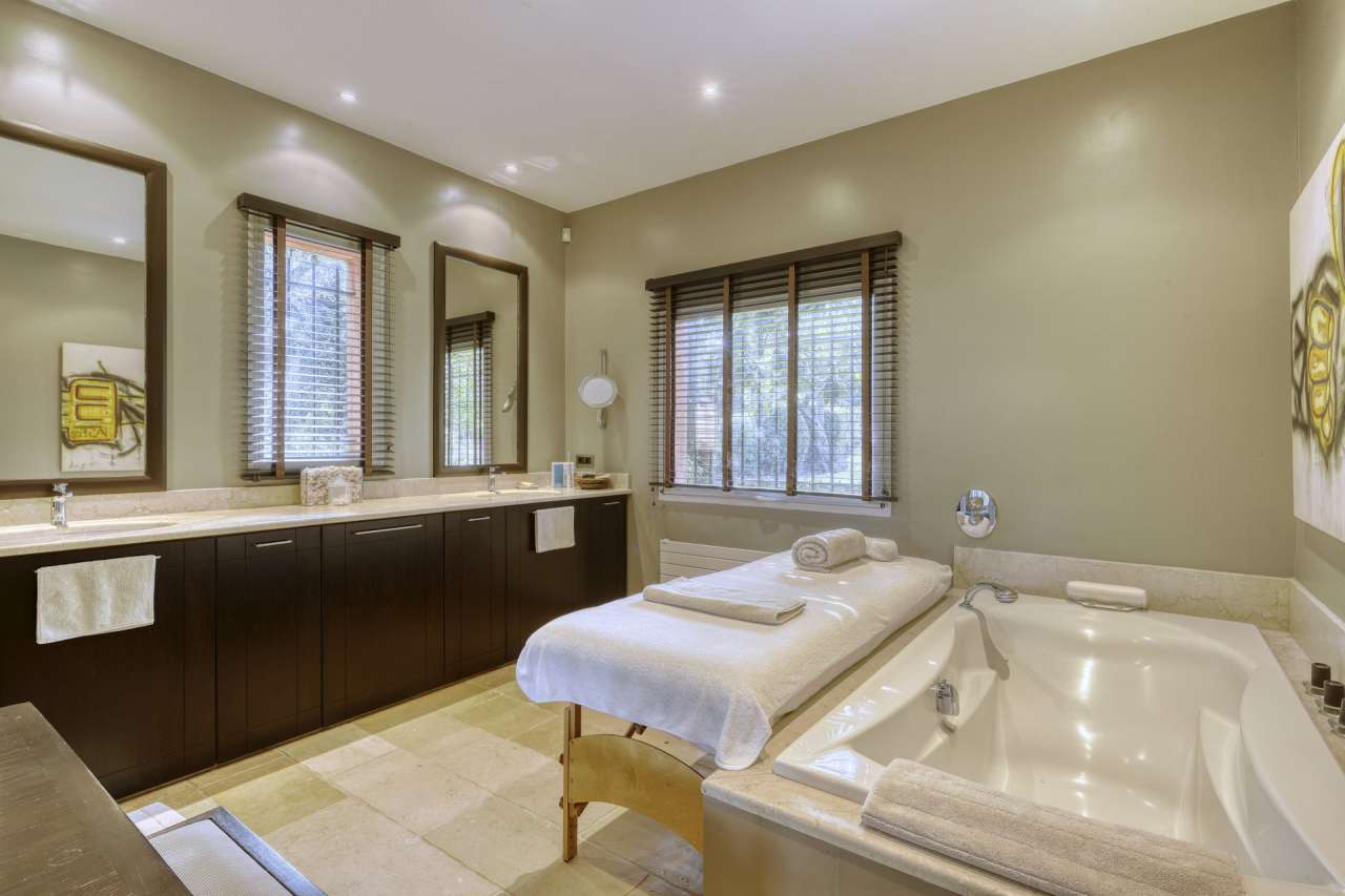 Grand and spacious recently built 5 bedroom villa, situated within a quiet