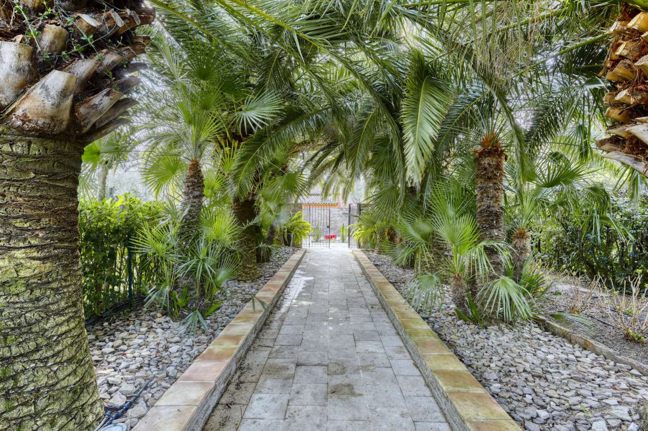 Grand and spacious recently built 5 bedroom villa, situated within a quiet