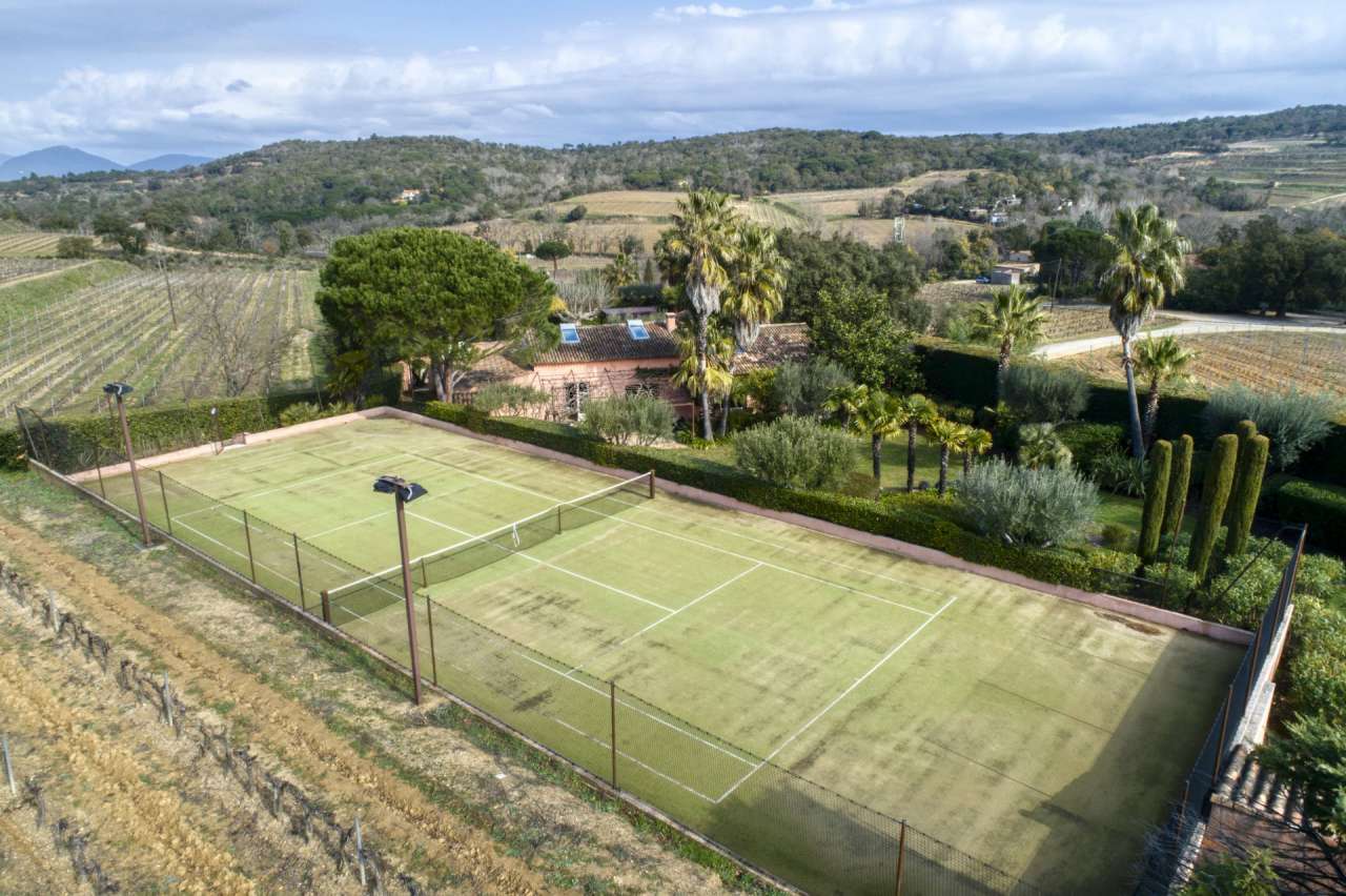 Grand and spacious recently built 5 bedroom villa, situated within a quiet