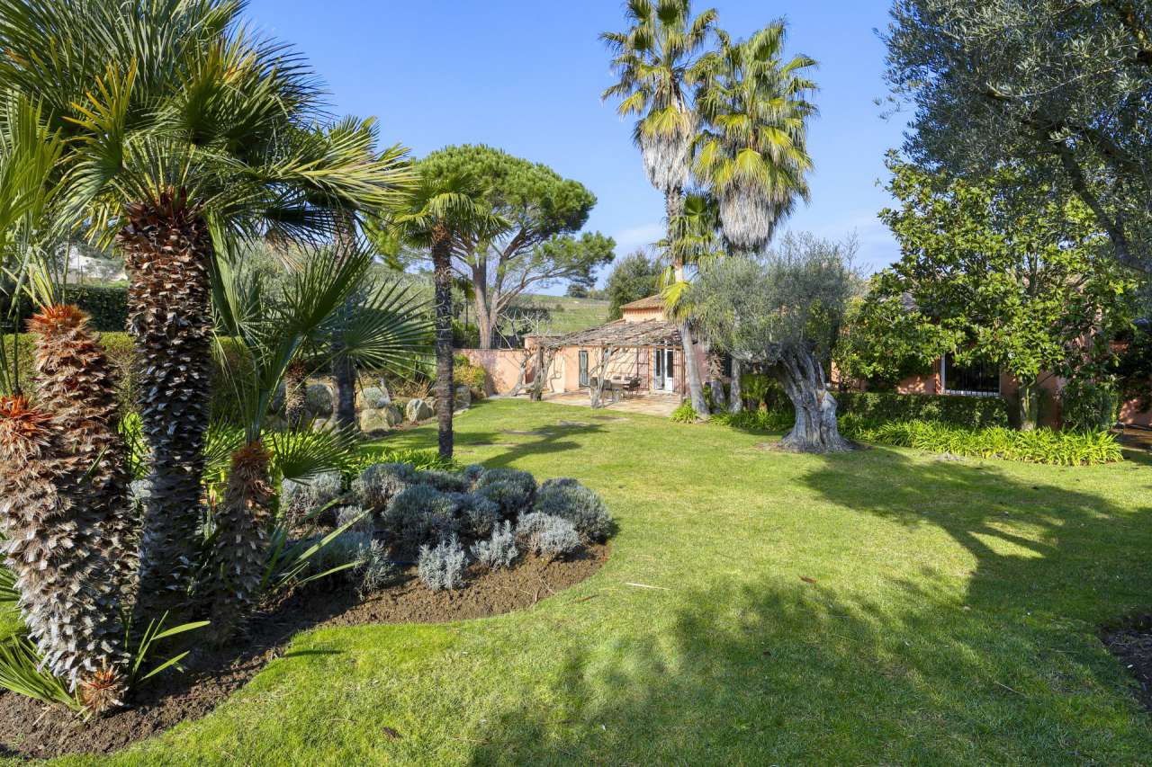 Grand and spacious recently built 5 bedroom villa, situated within a quiet