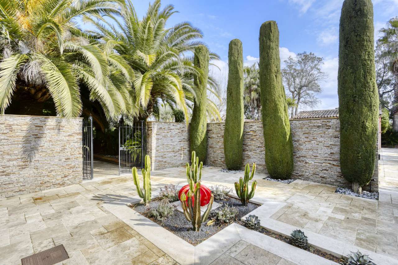 Grand and spacious recently built 5 bedroom villa, situated within a quiet