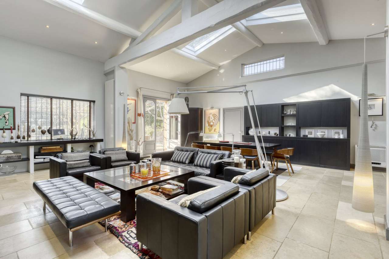 Grand and spacious recently built 5 bedroom villa, situated within a quiet