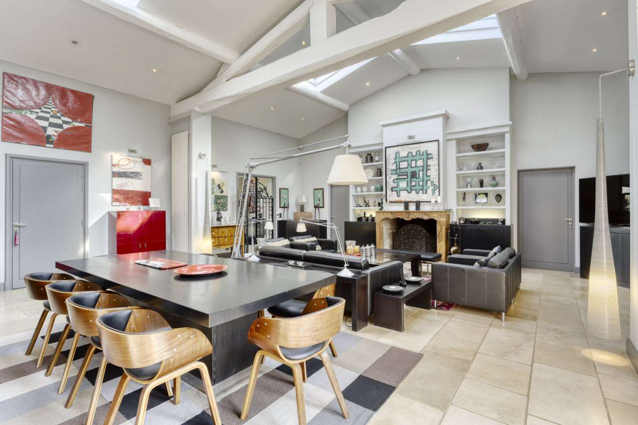 Grand and spacious recently built 5 bedroom villa, situated within a quiet