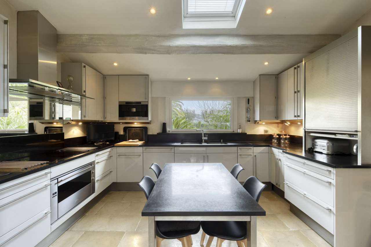 Grand and spacious recently built 5 bedroom villa, situated within a quiet