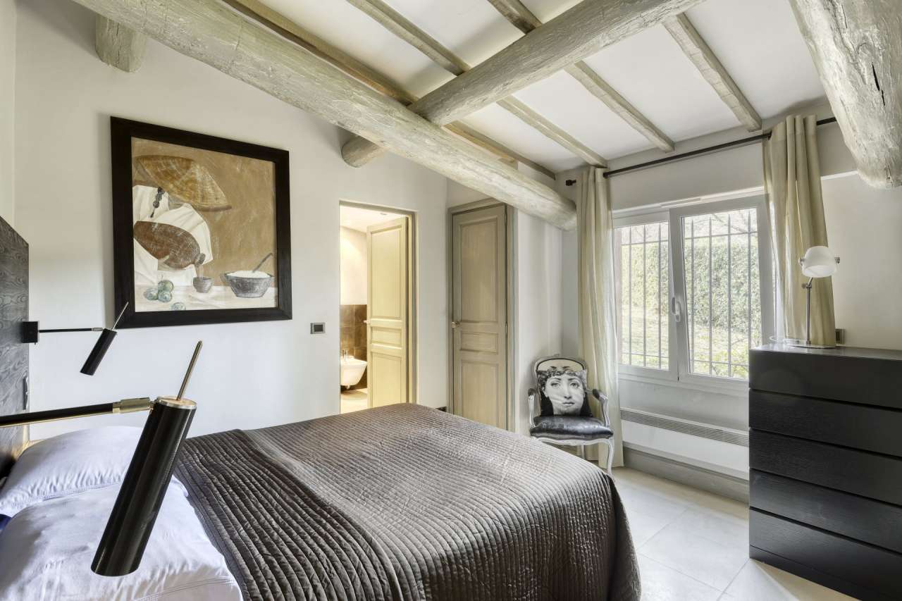 Grand and spacious recently built 5 bedroom villa, situated within a quiet