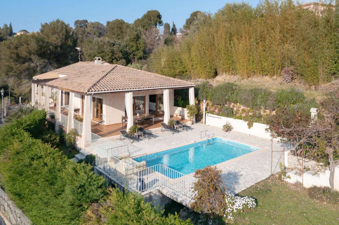 Superb 4 bedroom neo Provençal style villa, with a total spacious living a
