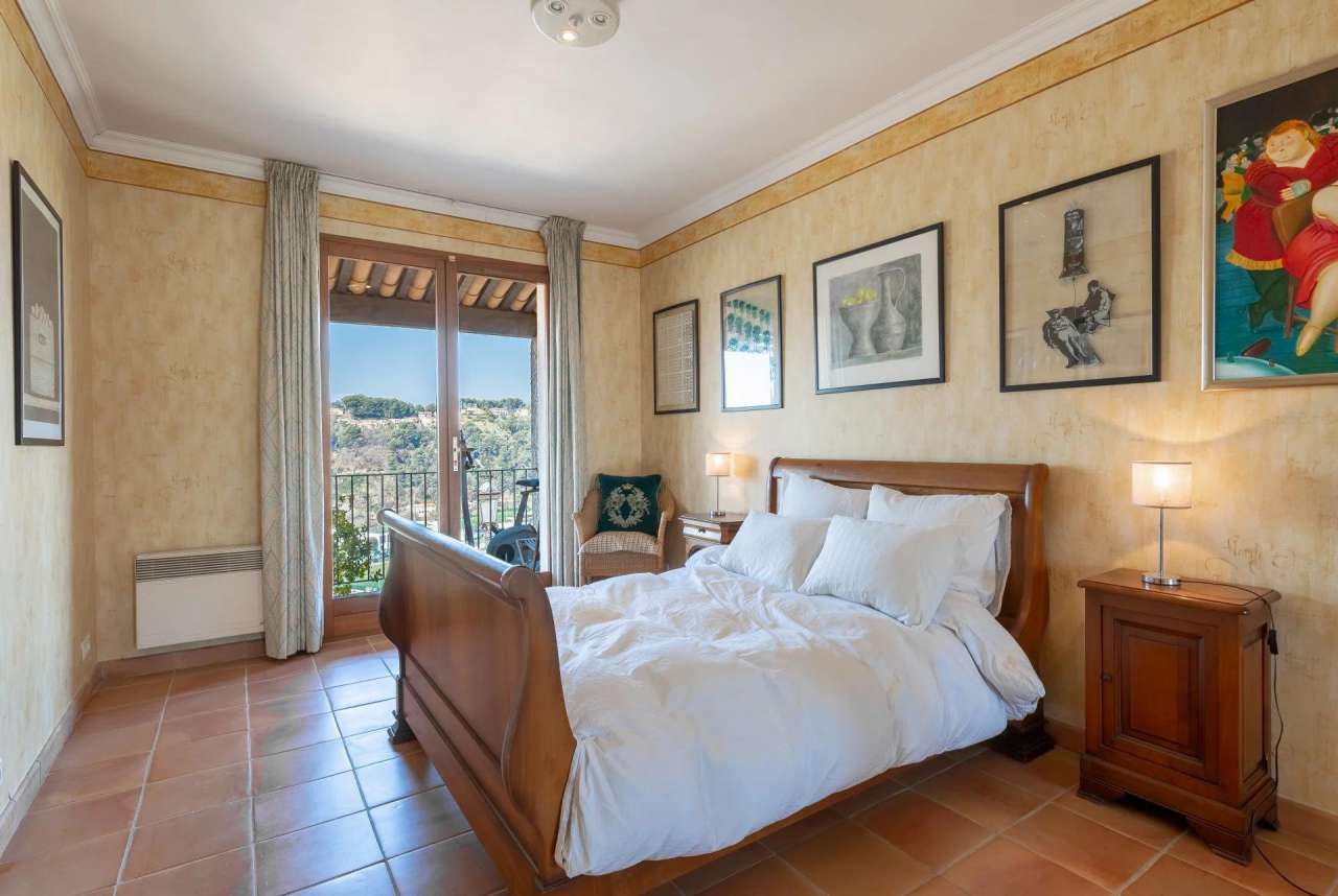 Superb 4 bedroom neo Provençal style villa, with a total spacious living a