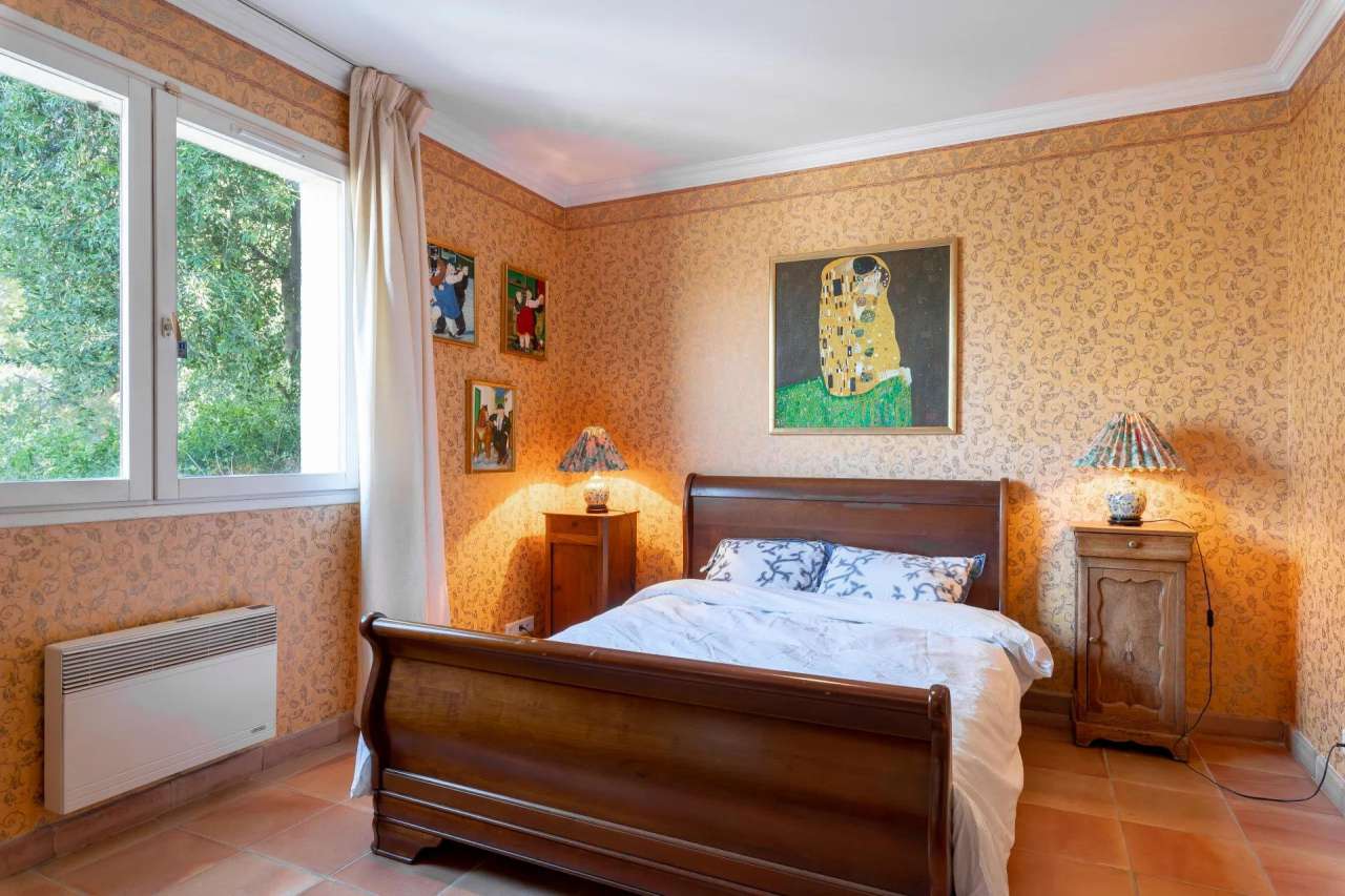 Superb 4 bedroom neo Provençal style villa, with a total spacious living a