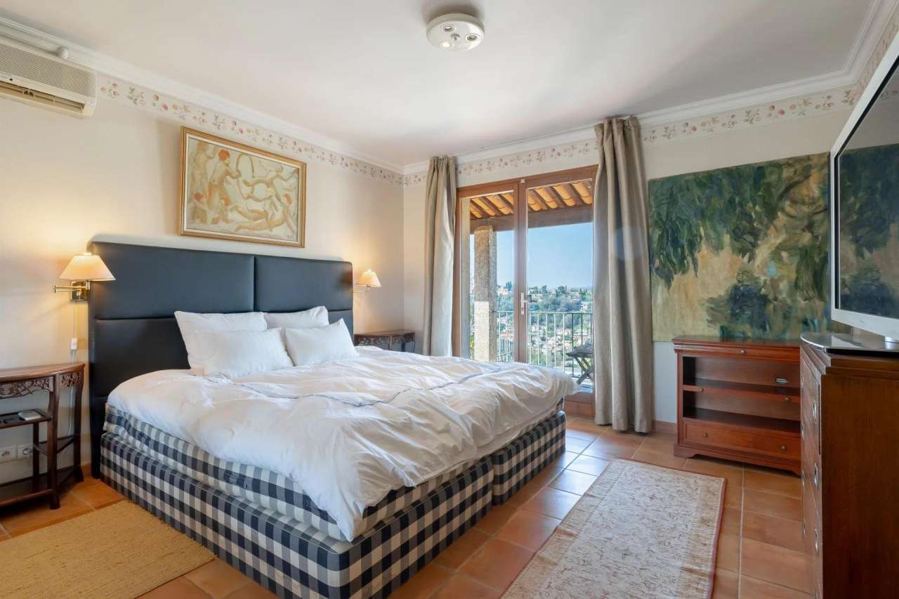 Superb 4 bedroom neo Provençal style villa, with a total spacious living a