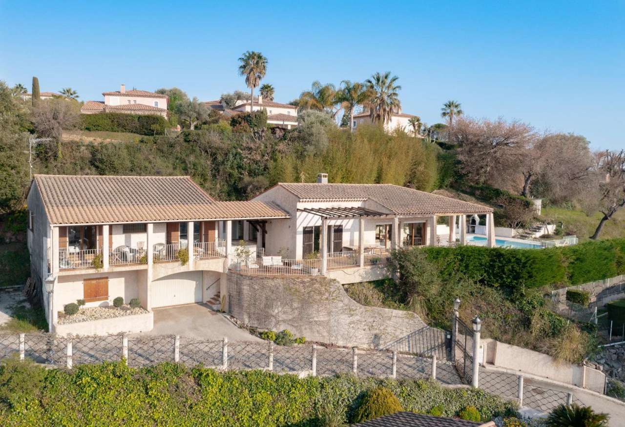 Superb 4 bedroom neo Provençal style villa, with a total spacious living a