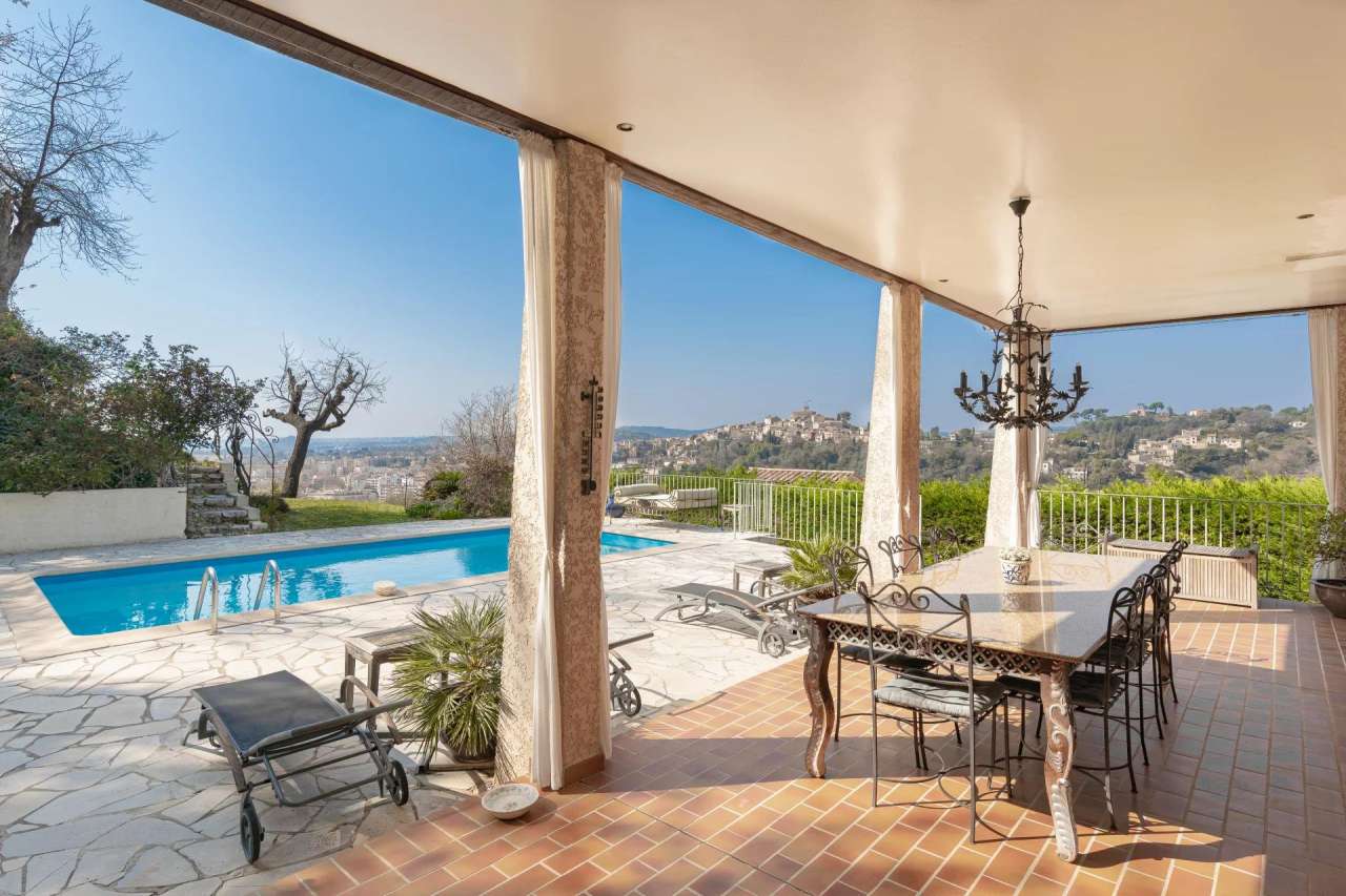 Superb 4 bedroom neo Provençal style villa, with a total spacious living a