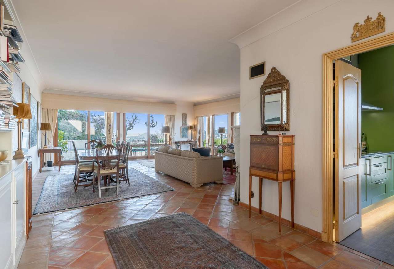 Superb 4 bedroom neo Provençal style villa, with a total spacious living a