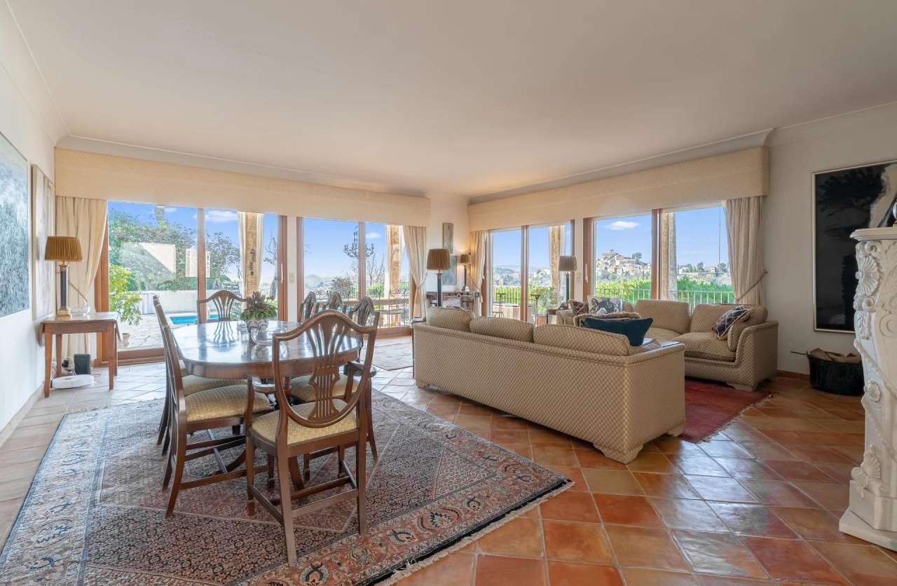 Superb 4 bedroom neo Provençal style villa, with a total spacious living a