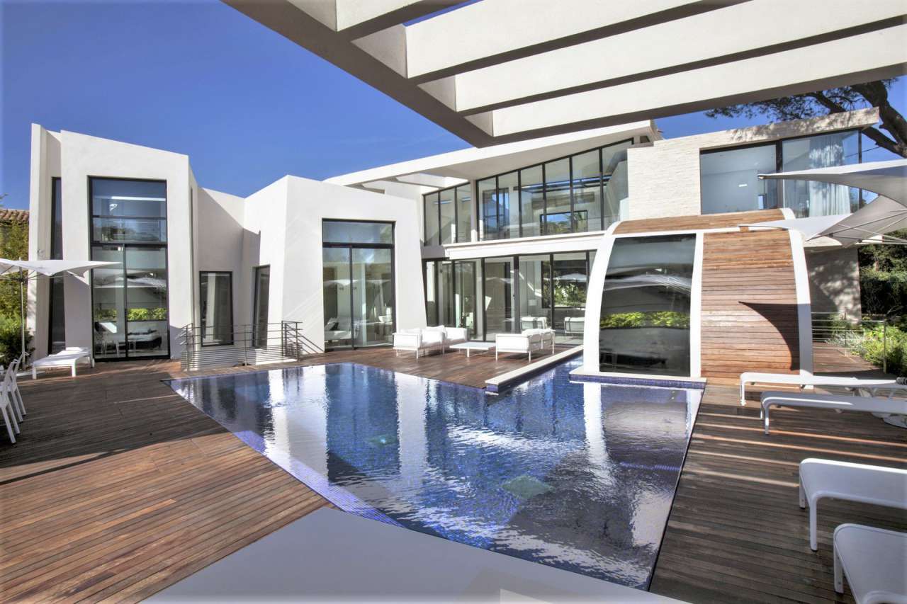 Modern architect designed 6 bedroom villa, ideally situated in a quiet, pea