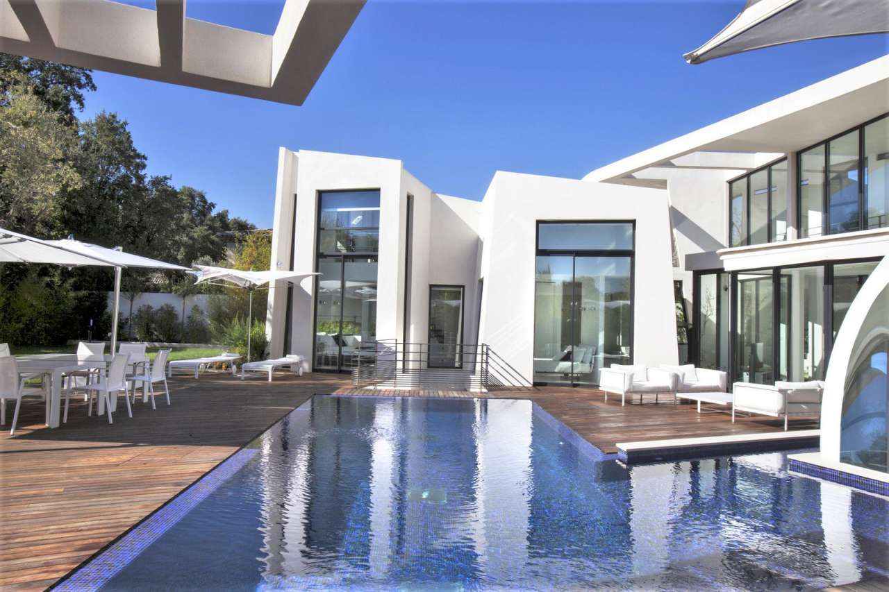 Modern architect designed 6 bedroom villa, ideally situated in a quiet, pea