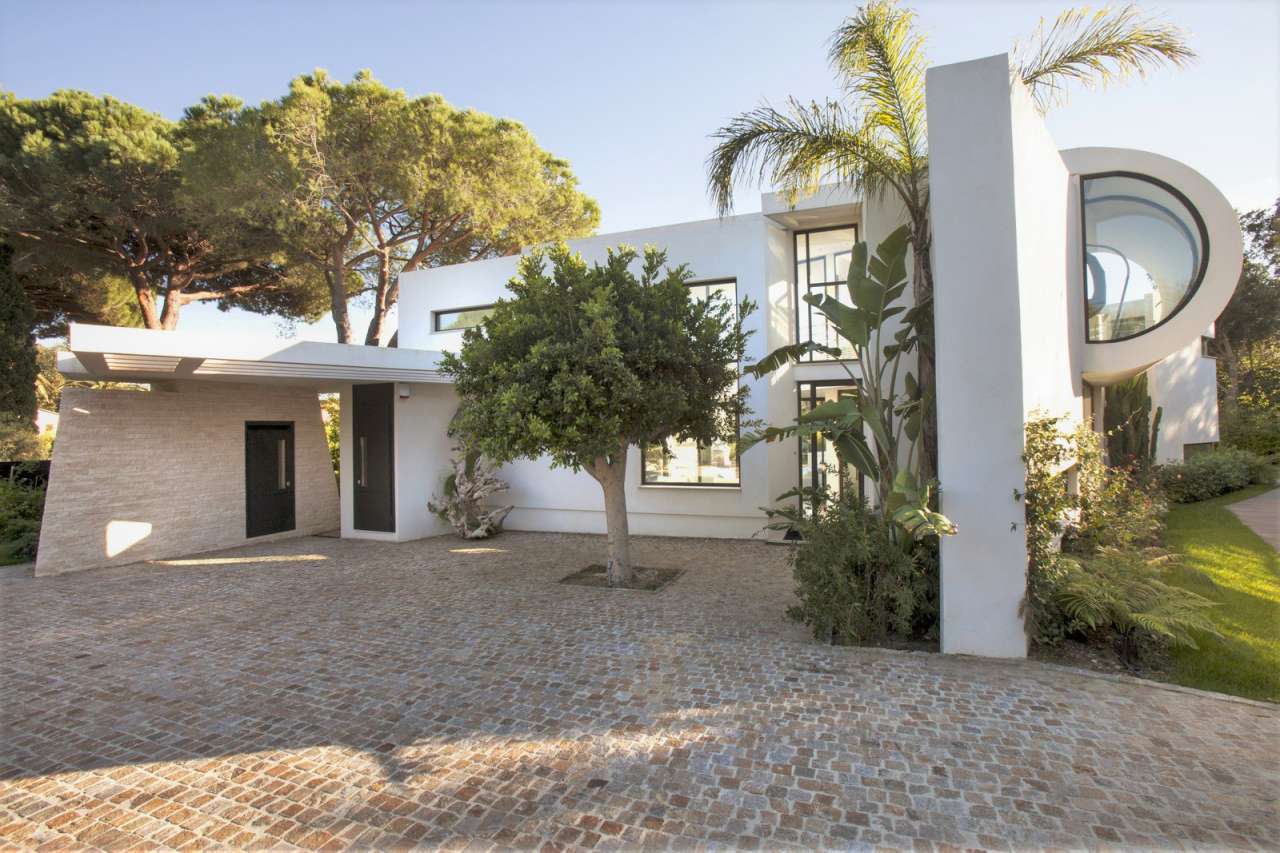 Modern architect designed 6 bedroom villa, ideally situated in a quiet, pea