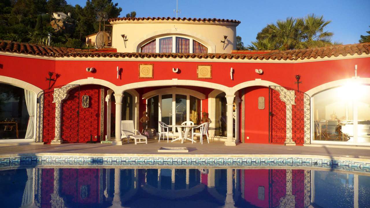 Stunning, bright and spacious architect designed villa, ideally situated wi