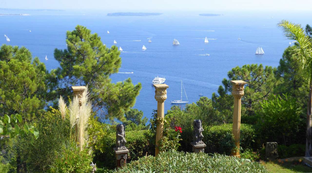 Stunning, bright and spacious architect designed villa, ideally situated wi