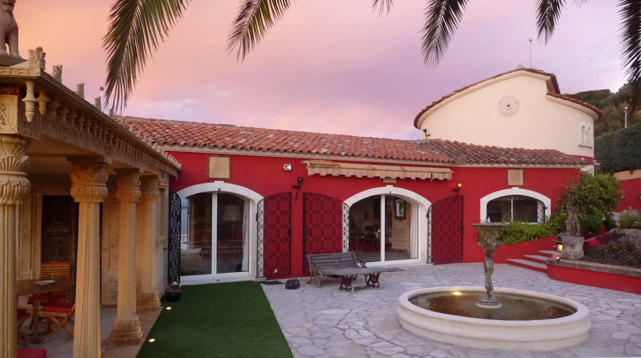 Stunning, bright and spacious architect designed villa, ideally situated wi