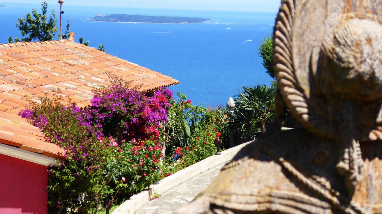 Stunning, bright and spacious architect designed villa, ideally situated wi