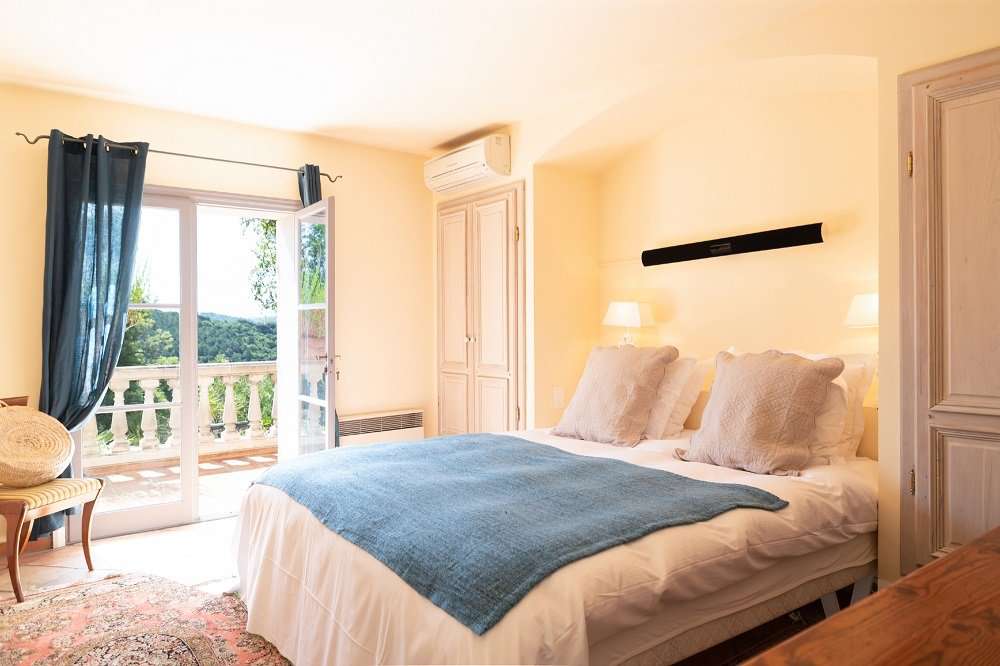 Spacious Provencal villa with sea view in La Croix Valmer, within a secure