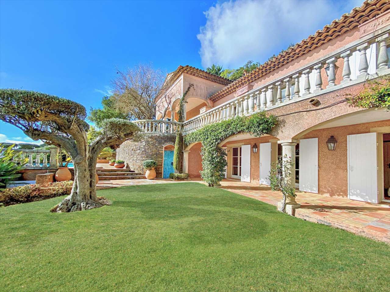 Spacious Provencal villa with sea view in La Croix Valmer, within a secure