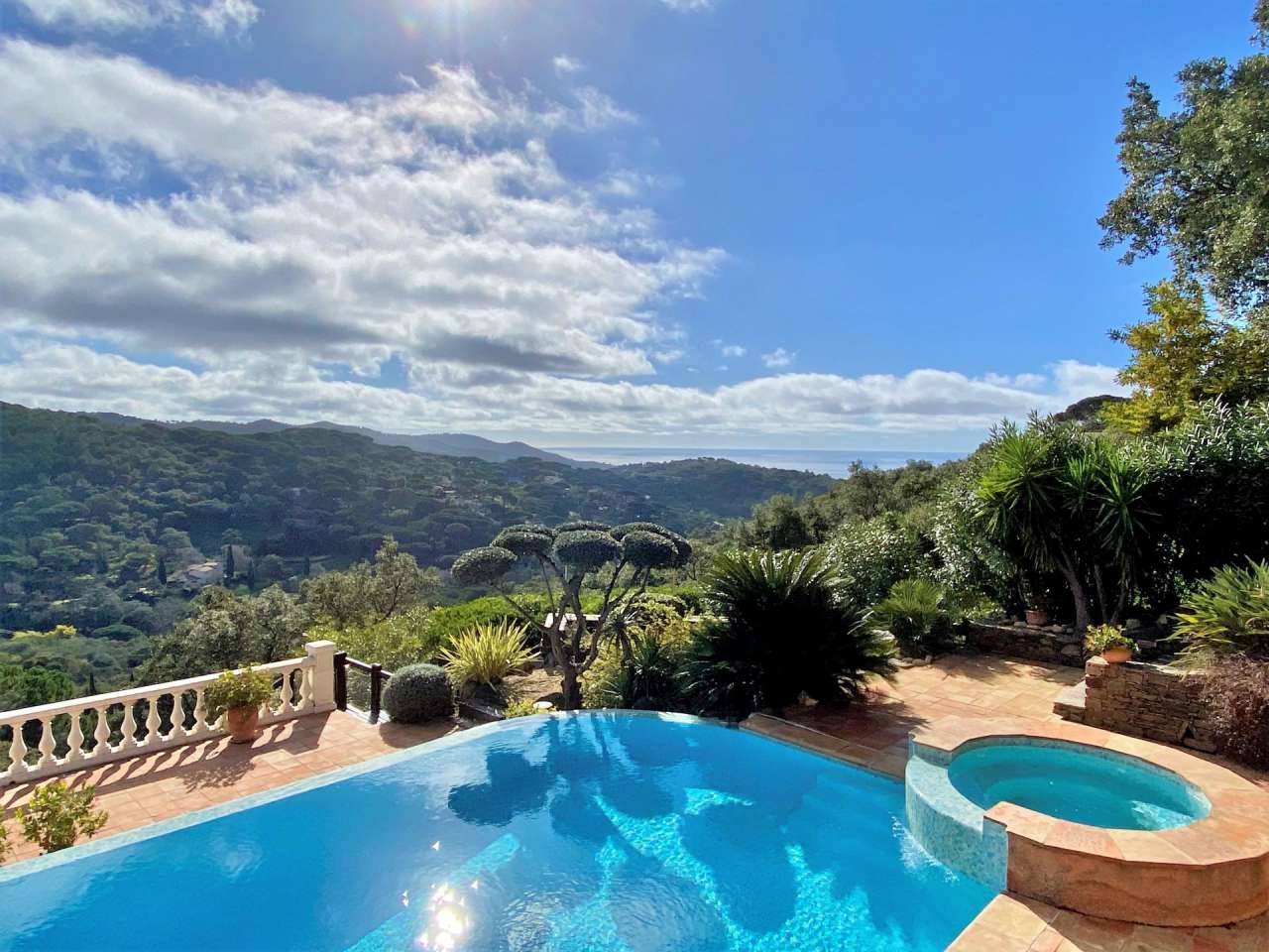 Spacious Provencal villa with sea view in La Croix Valmer, within a secure