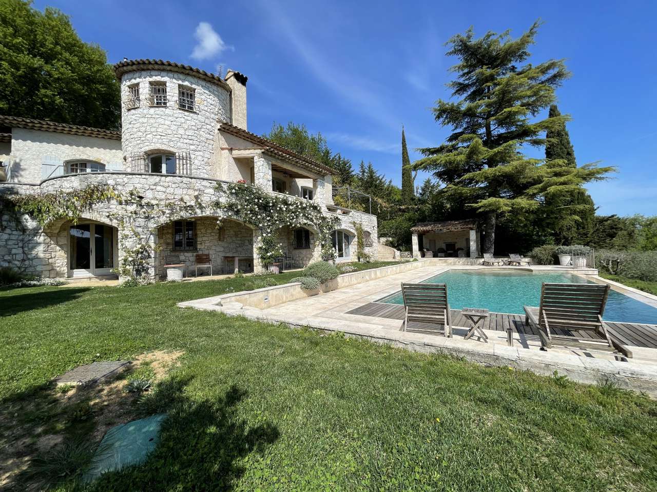 An enchanting Provencal villa with 6 bedrooms and infinity swimming pool in