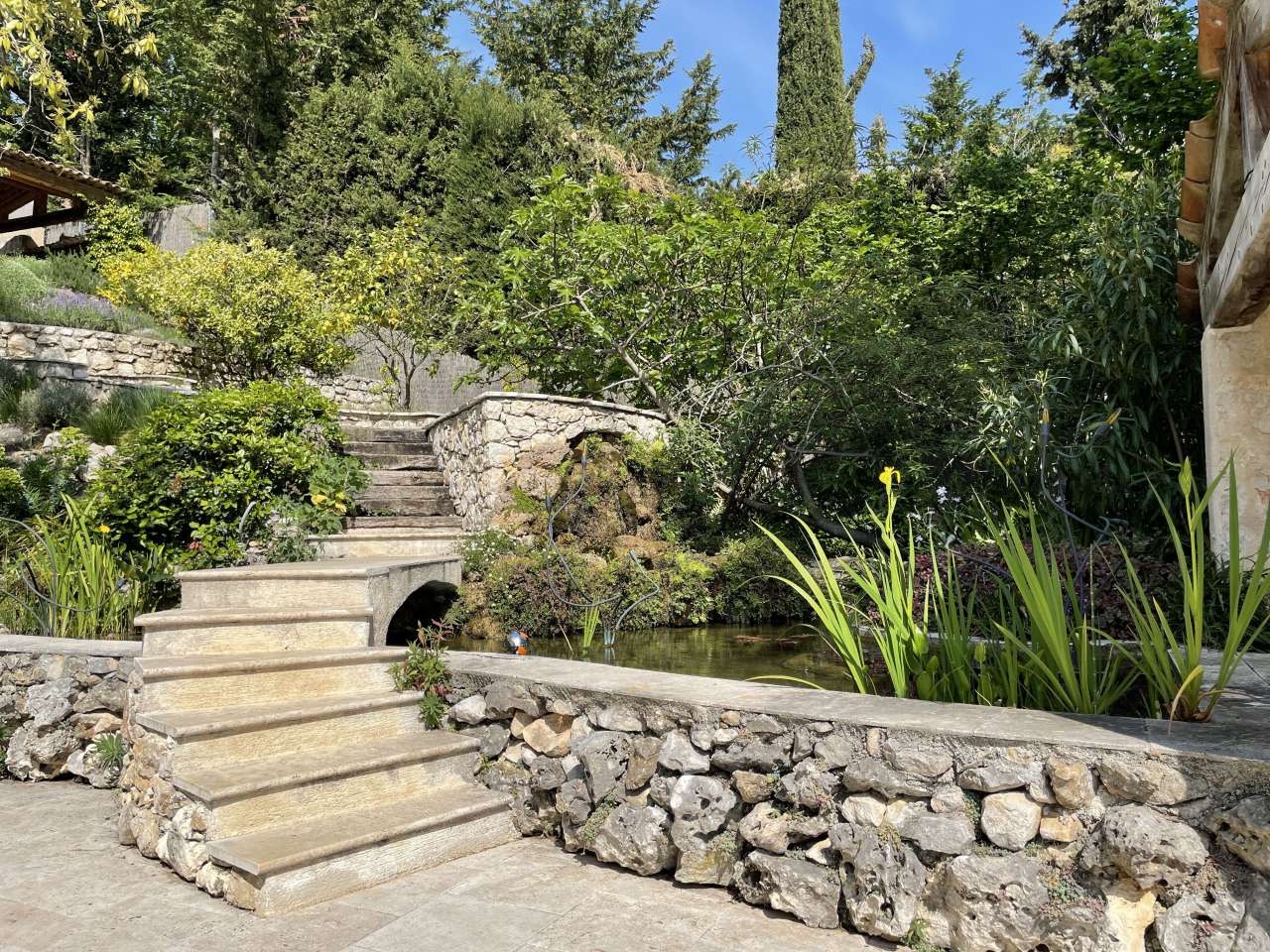 An enchanting Provencal villa with 6 bedrooms and infinity swimming pool in