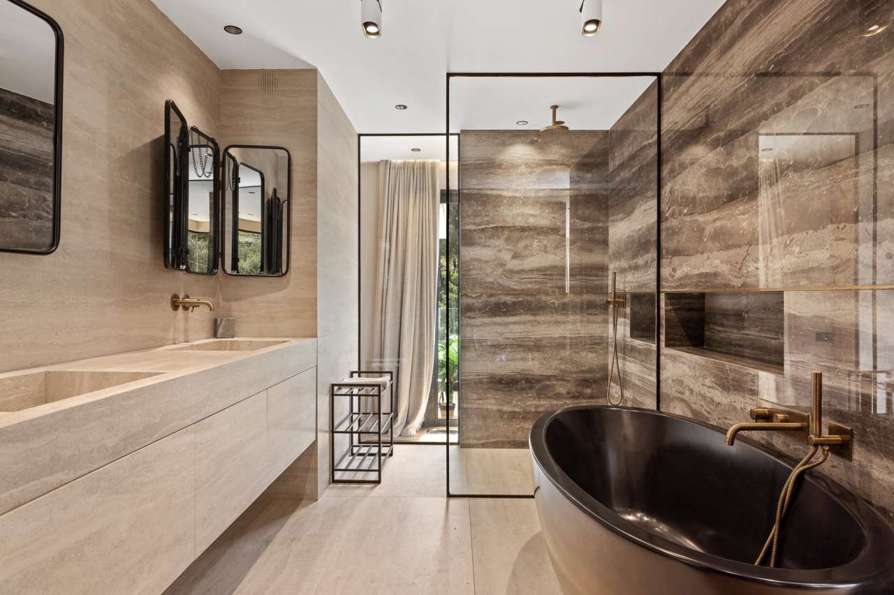 Superb, modern and spacious newly built villa, with a total spacious living