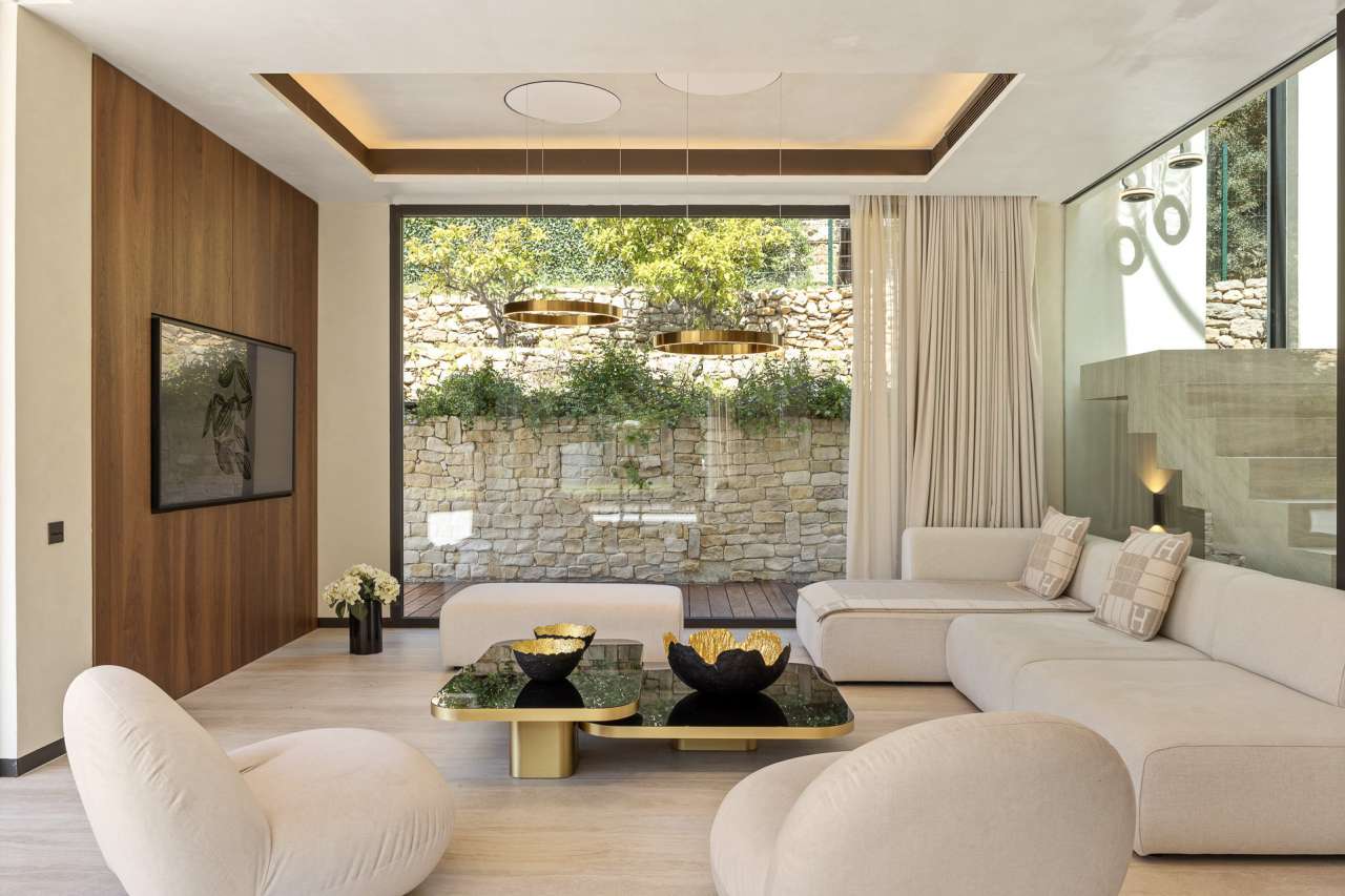 Superb, modern and spacious newly built villa, with a total spacious living