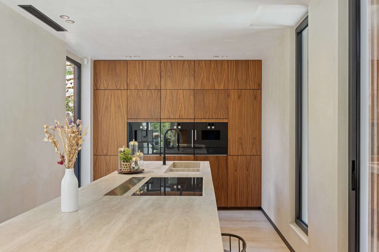 Superb, modern and spacious newly built villa, with a total spacious living