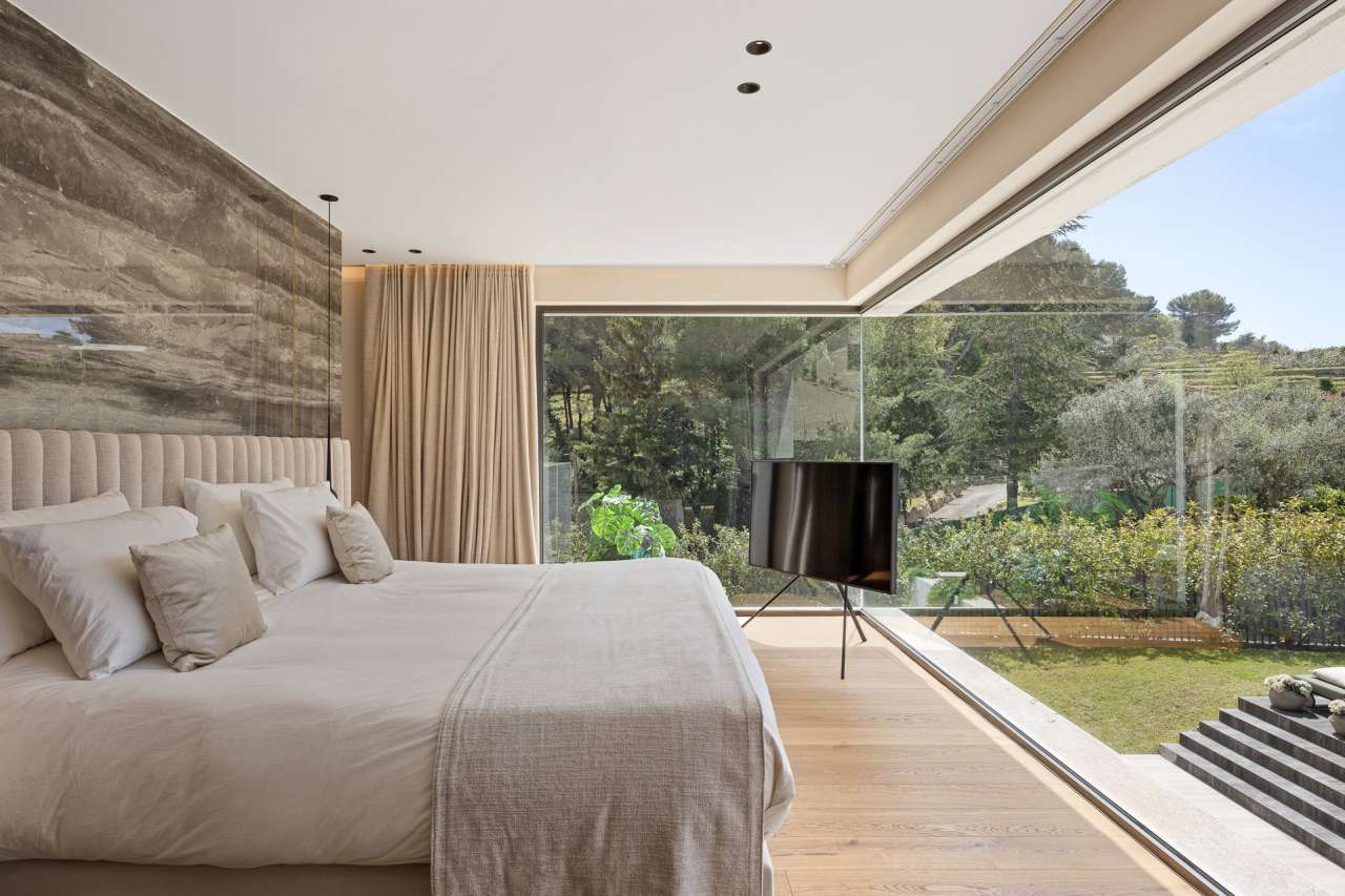 Superb, modern and spacious newly built villa, with a total spacious living