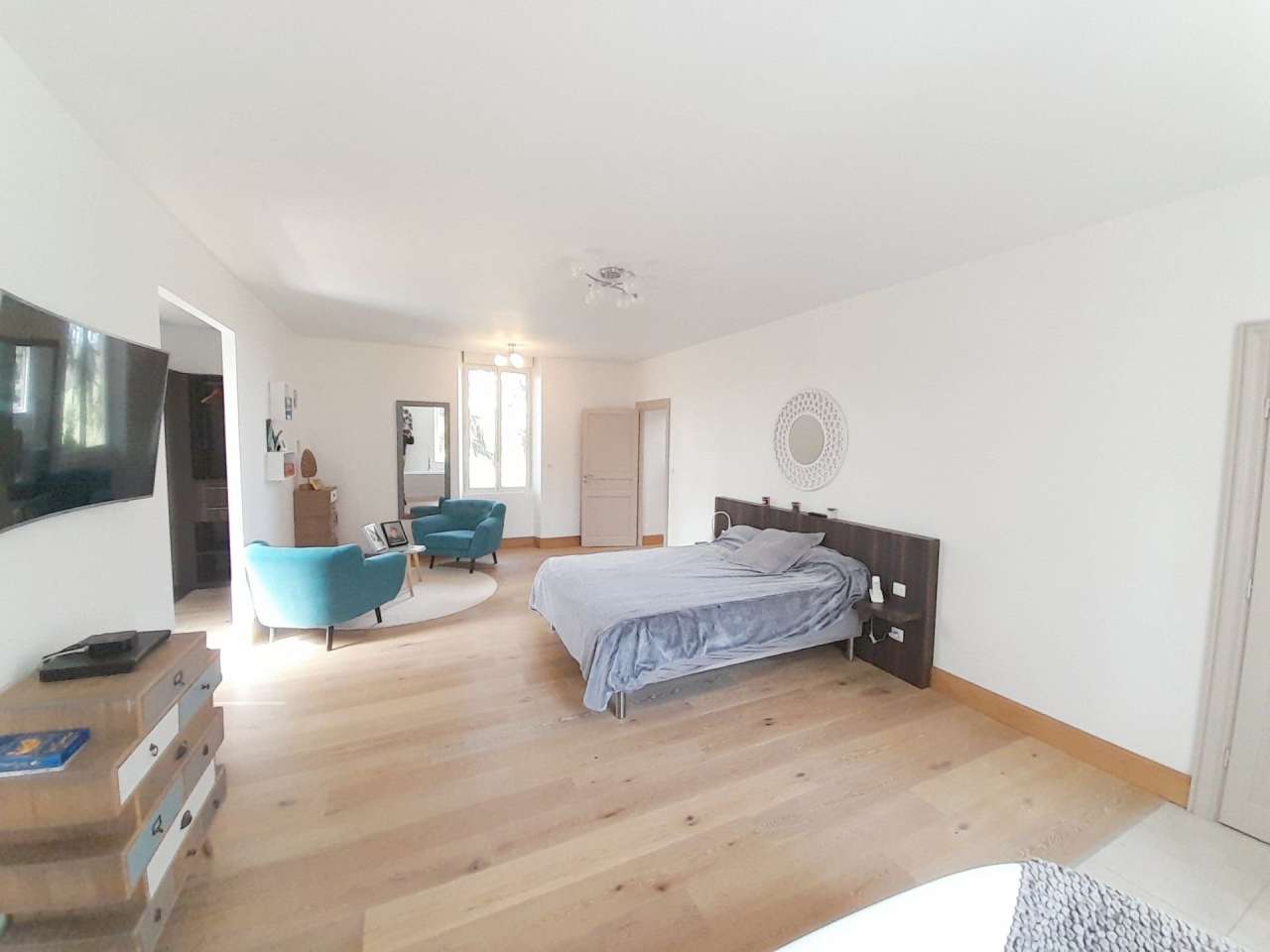 Grand, spacious and completely restored 9 bedroom house, ideally situated i