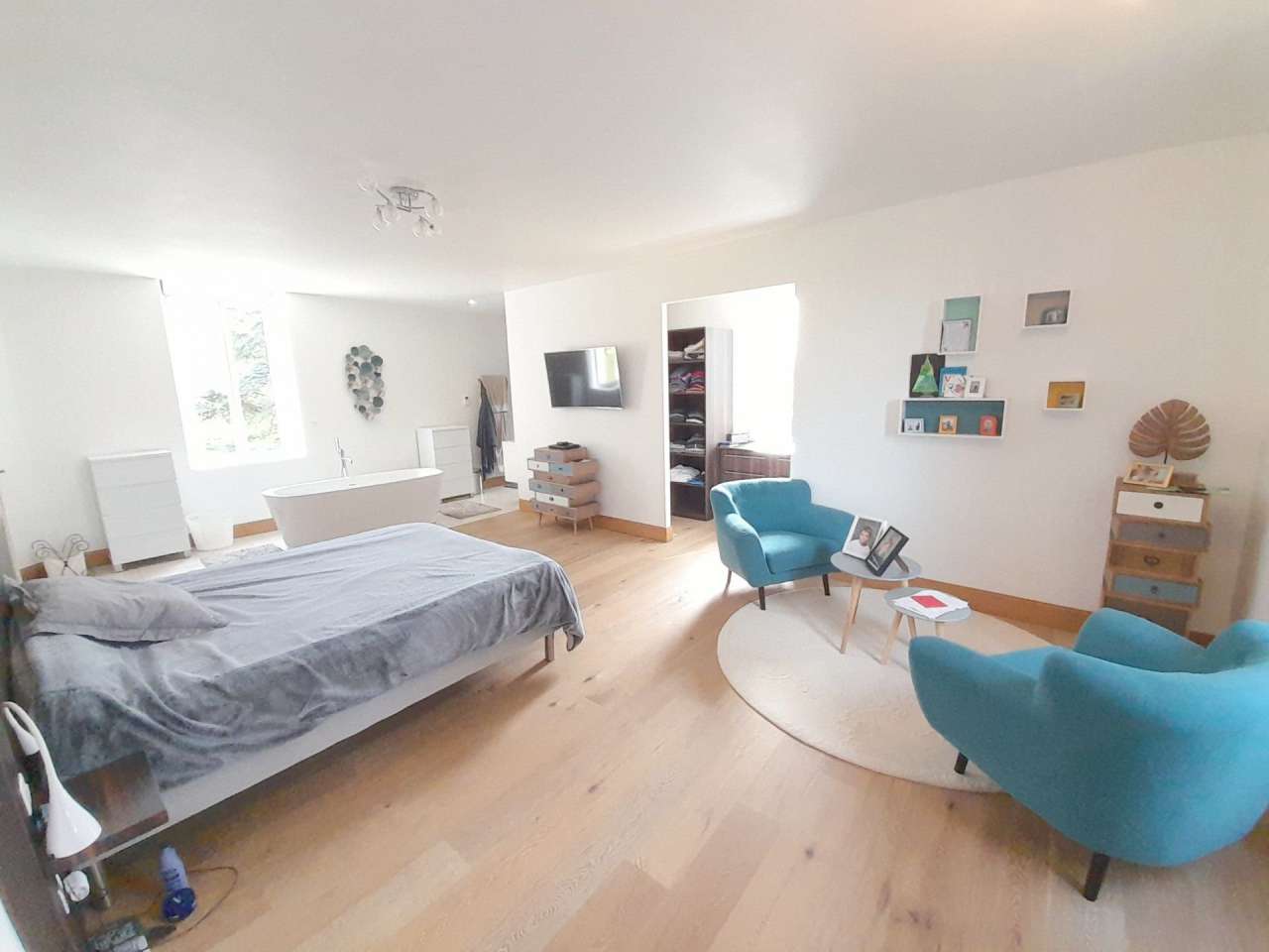 Grand, spacious and completely restored 9 bedroom house, ideally situated i