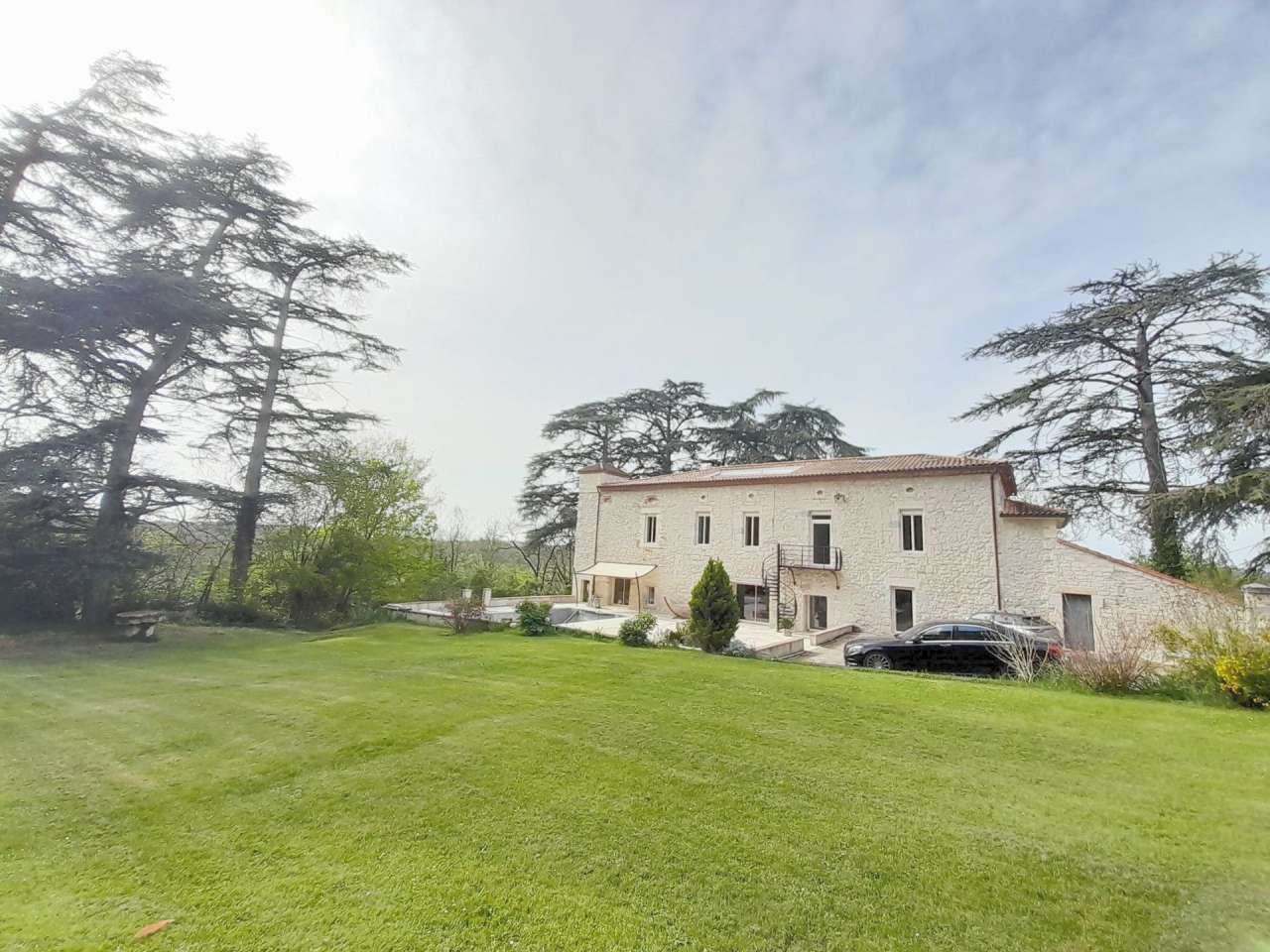 Grand, spacious and completely restored 9 bedroom house, ideally situated i
