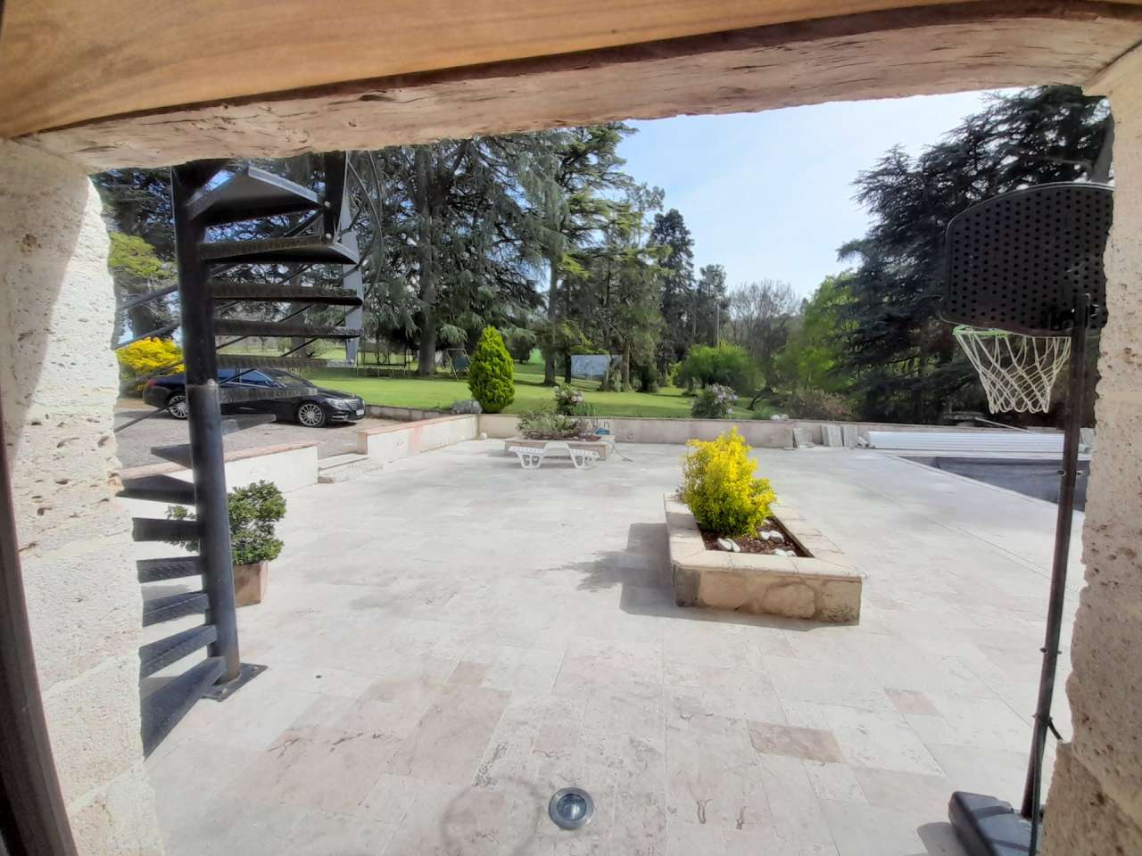 Grand, spacious and completely restored 9 bedroom house, ideally situated i