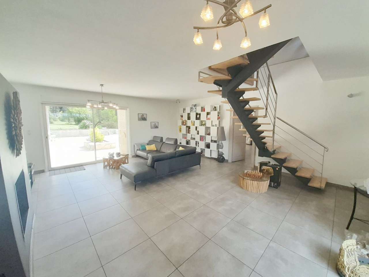 Grand, spacious and completely restored 9 bedroom house, ideally situated i