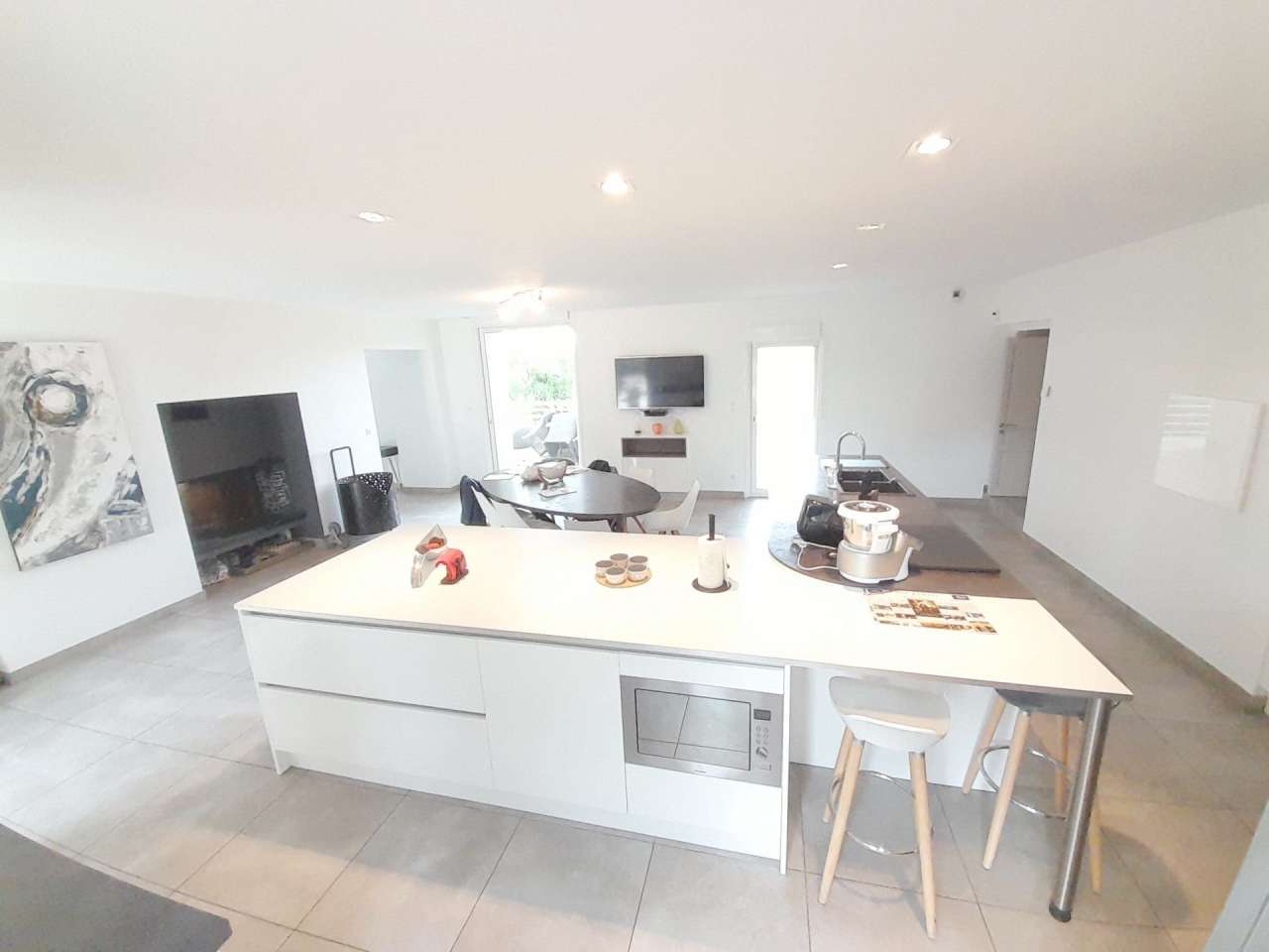 Grand, spacious and completely restored 9 bedroom house, ideally situated i