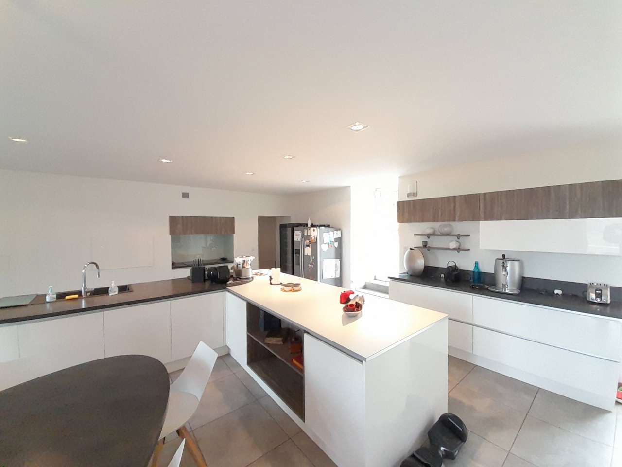 Grand, spacious and completely restored 9 bedroom house, ideally situated i