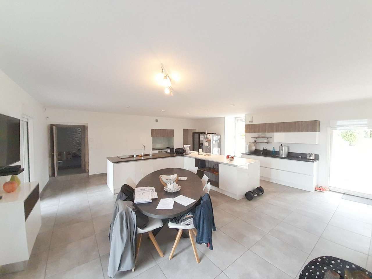 Grand, spacious and completely restored 9 bedroom house, ideally situated i